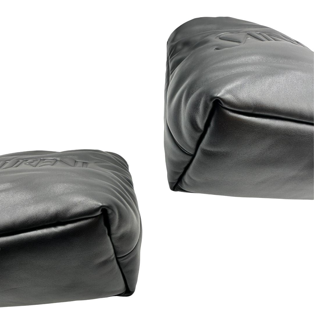 angoli  Borsa Saint Laurent in pelle nera con maxi logo sul front; munita di doppi manici, indossabile a spalla. Completa di dustbag, di lusso, originale, eccellenti condizioni. 