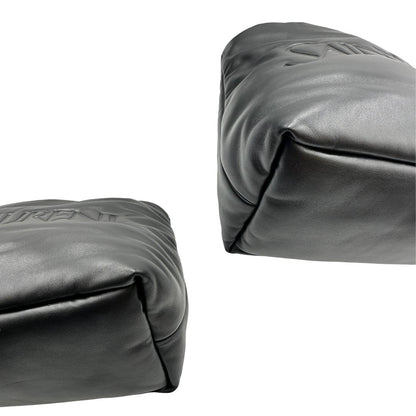 angoli  Borsa Saint Laurent in pelle nera con maxi logo sul front; munita di doppi manici, indossabile a spalla. Completa di dustbag, di lusso, originale, eccellenti condizioni. 