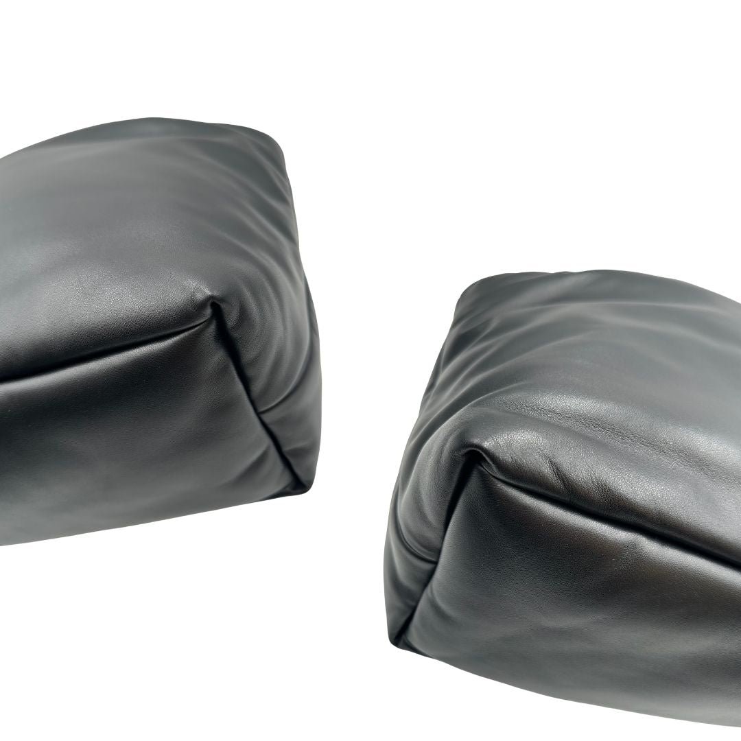 angoli  Borsa Saint Laurent in pelle nera con maxi logo sul front; munita di doppi manici, indossabile a spalla. Completa di dustbag, di lusso, originale, eccellenti condizioni. 