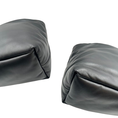 angoli  Borsa Saint Laurent in pelle nera con maxi logo sul front; munita di doppi manici, indossabile a spalla. Completa di dustbag, di lusso, originale, eccellenti condizioni. 