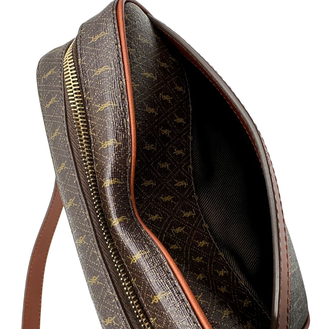 interno  Borsa Saint Laurent in canvas marrone con mini loghi Cassandre, parti metalliche dorate e finiture in pelle color cognac; munita di una tracolla leggermente regolabile. Completa di dustbag, di lusso, originale, eccellenti condizioni, usata. 