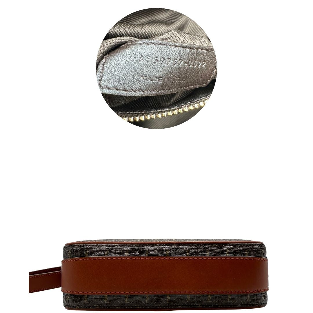 base  Borsa Saint Laurent in canvas marrone con mini loghi Cassandre, parti metalliche dorate e finiture in pelle color cognac; munita di una tracolla leggermente regolabile. Completa di dustbag, di lusso, originale, eccellenti condizioni, usata. 