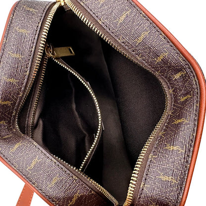 interno  Borsa Saint Laurent in canvas marrone con mini loghi Cassandre, parti metalliche dorate e finiture in pelle color cognac; munita di una tracolla leggermente regolabile. Completa di dustbag, di lusso, originale, eccellenti condizioni, usata. 