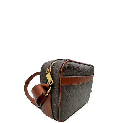 lato  Borsa Saint Laurent in canvas marrone con mini loghi Cassandre, parti metalliche dorate e finiture in pelle color cognac; munita di una tracolla leggermente regolabile. Completa di dustbag, di lusso, originale, eccellenti condizioni, usata. 