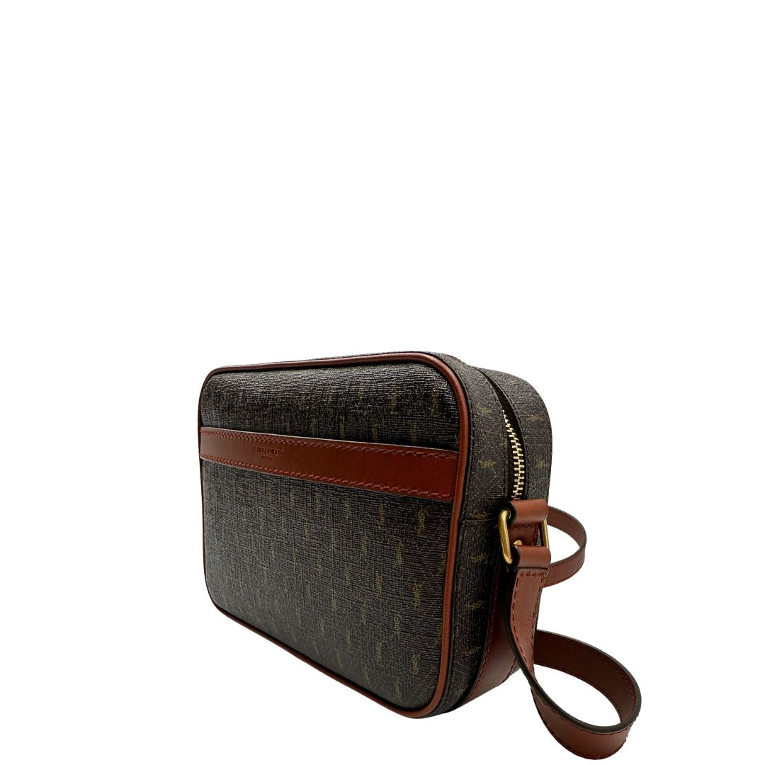 lato  Borsa Saint Laurent in canvas marrone con mini loghi Cassandre, parti metalliche dorate e finiture in pelle color cognac; munita di una tracolla leggermente regolabile. Completa di dustbag, di lusso, originale, eccellenti condizioni, usata. 