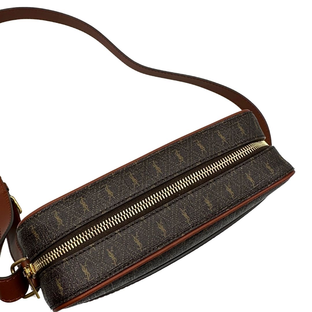 chiusura  Borsa Saint Laurent in canvas marrone con mini loghi Cassandre, parti metalliche dorate e finiture in pelle color cognac; munita di una tracolla leggermente regolabile. Completa di dustbag, di lusso, originale, eccellenti condizioni, usata. 