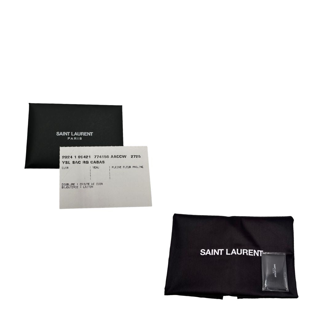 dustbag  Borsa Saint Laurent in pelle beige con logo Rive Gauche sul front; munita di doppi manici, indossabile a spalla. Completa di dustbag, di lusso, originale, ottime condizioni, usata. 