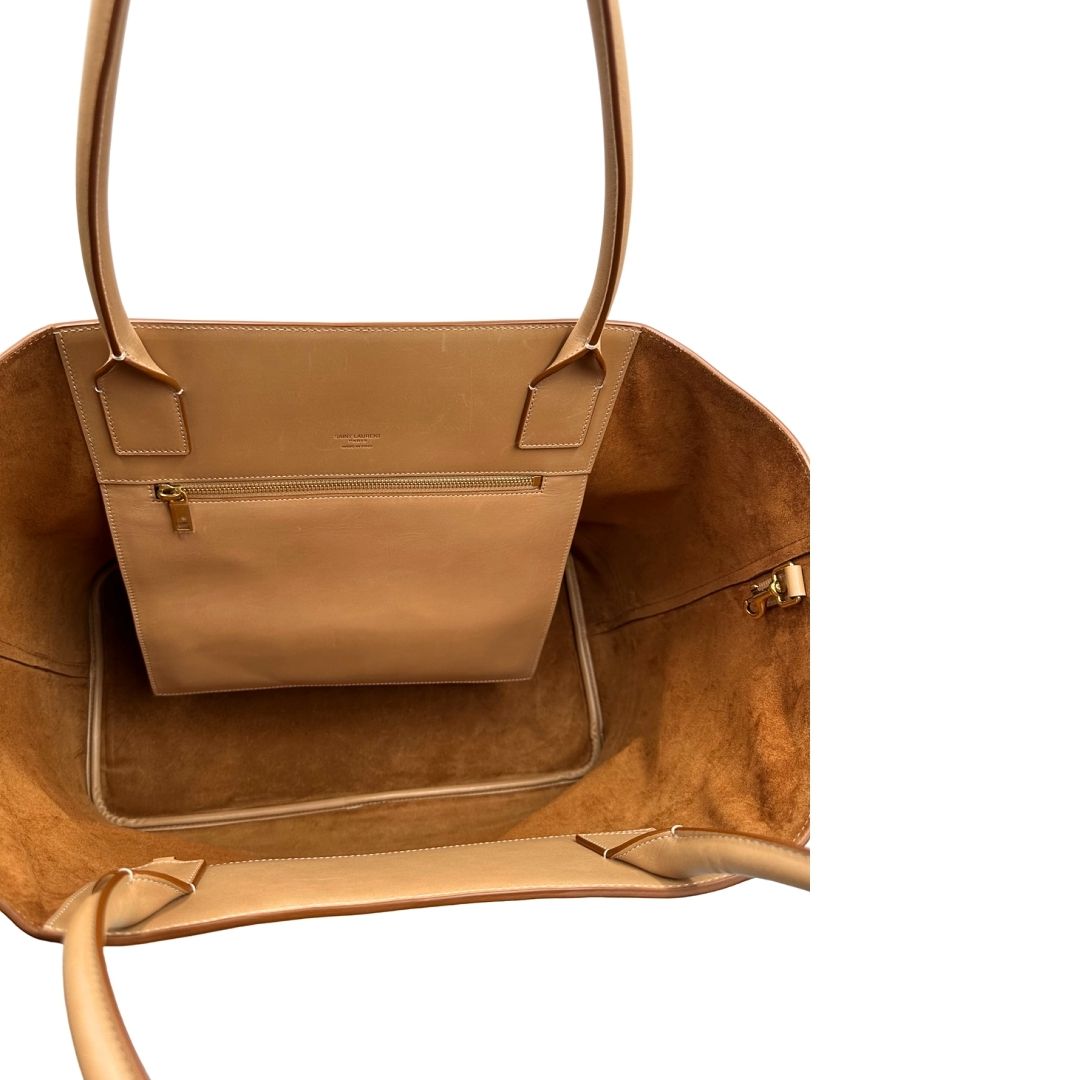 interno  Borsa Saint Laurent in pelle beige con logo Rive Gauche sul front; munita di doppi manici, indossabile a spalla. Completa di dustbag, di lusso, originale, ottime condizioni, usata. 