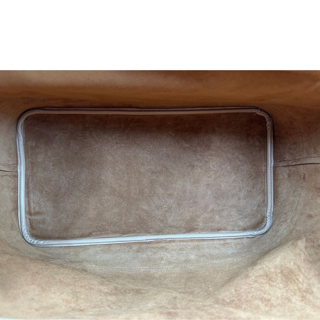 interno  Borsa Saint Laurent in pelle beige con logo Rive Gauche sul front; munita di doppi manici, indossabile a spalla. Completa di dustbag, di lusso, originale, ottime condizioni, usata. 