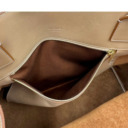 interno  Borsa Saint Laurent in pelle beige con logo Rive Gauche sul front; munita di doppi manici, indossabile a spalla. Completa di dustbag, di lusso, originale, ottime condizioni, usata.