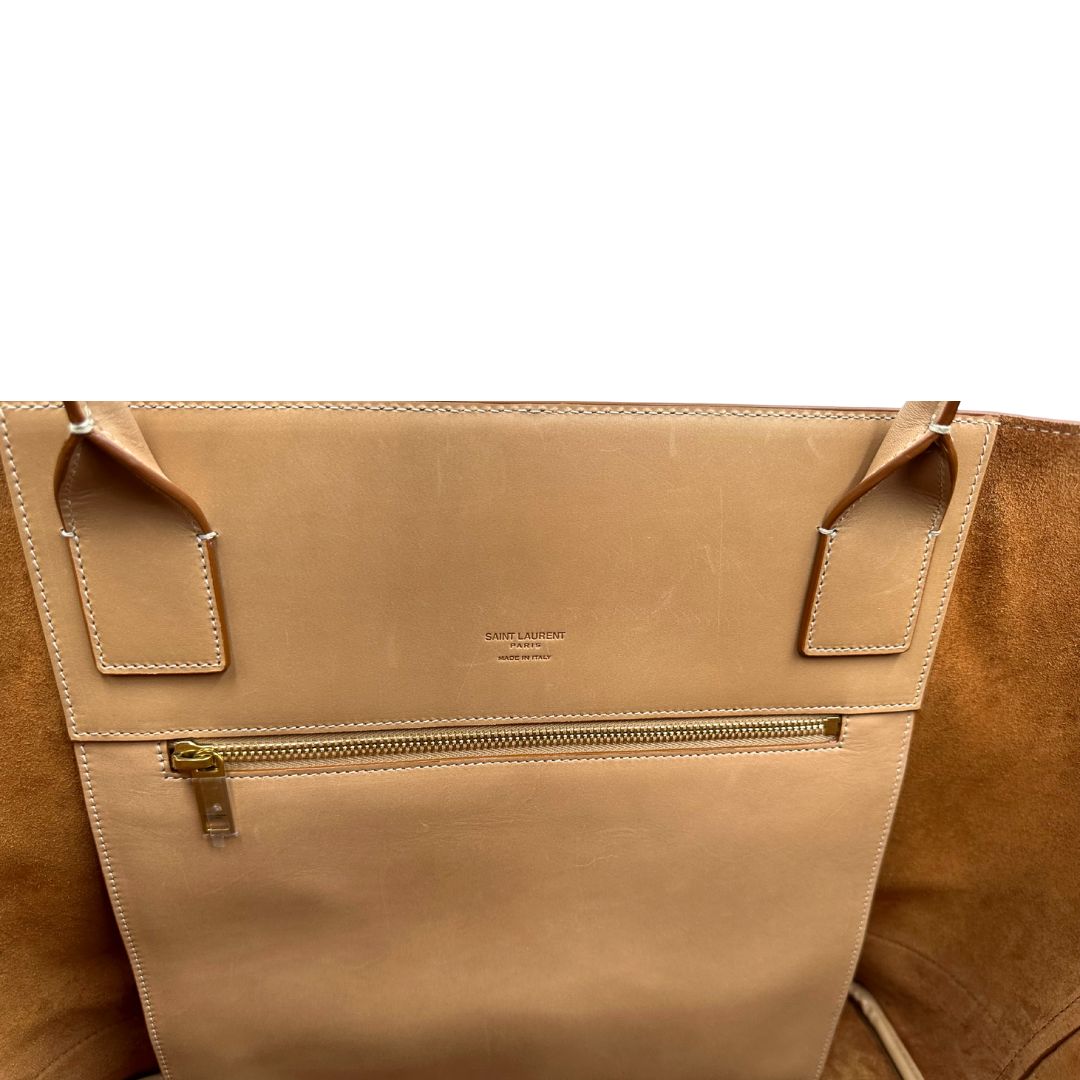 interno  Borsa Saint Laurent in pelle beige con logo Rive Gauche sul front; munita di doppi manici, indossabile a spalla. Completa di dustbag, di lusso, originale, ottime condizioni, usata. 