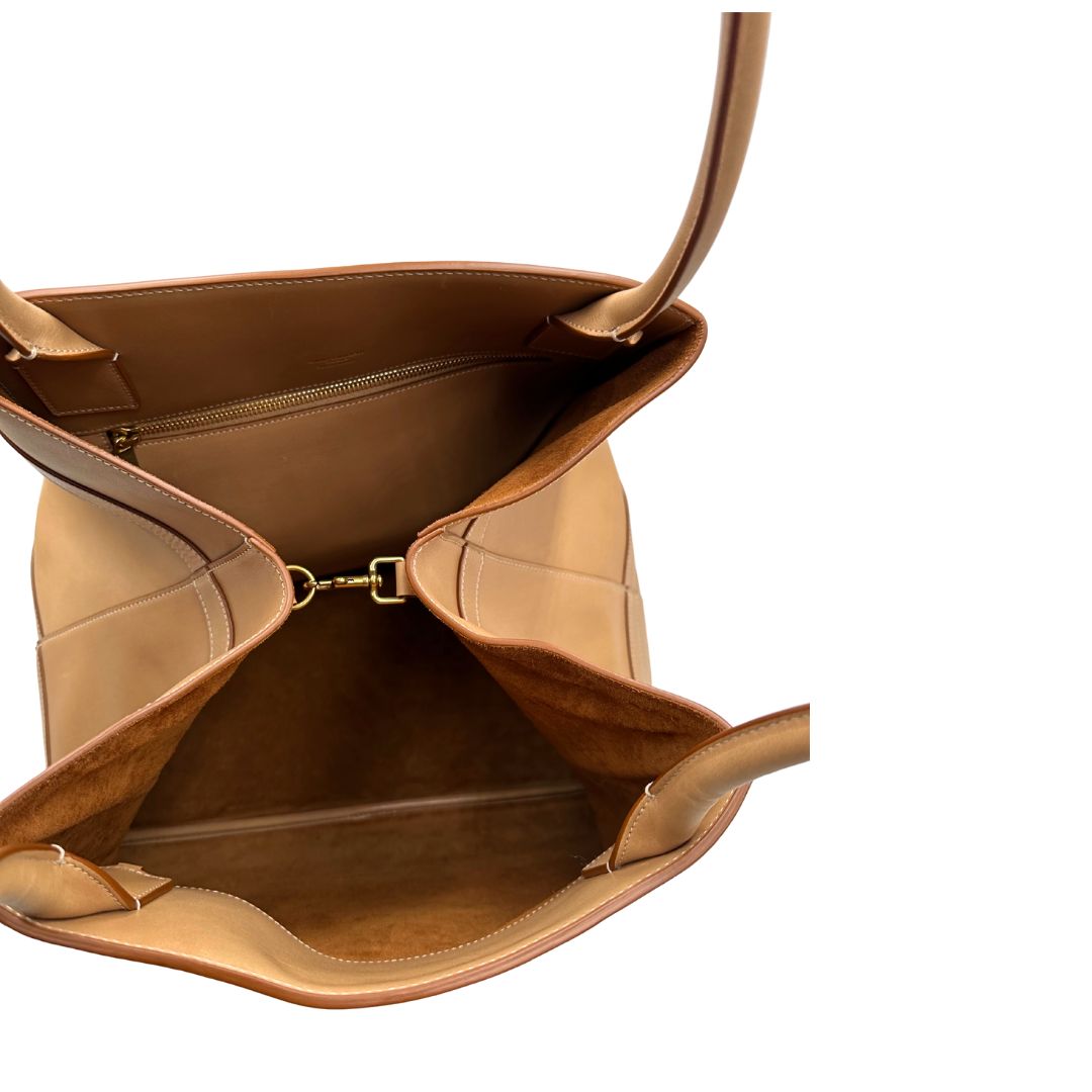 interno  Borsa Saint Laurent in pelle beige con logo Rive Gauche sul front; munita di doppi manici, indossabile a spalla. Completa di dustbag, di lusso, originale, ottime condizioni, usata.