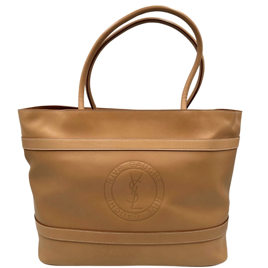 front  Borsa Saint Laurent in pelle beige con logo Rive Gauche sul front; munita di doppi manici, indossabile a spalla. Completa di dustbag, di lusso, originale, ottime condizioni, usata.