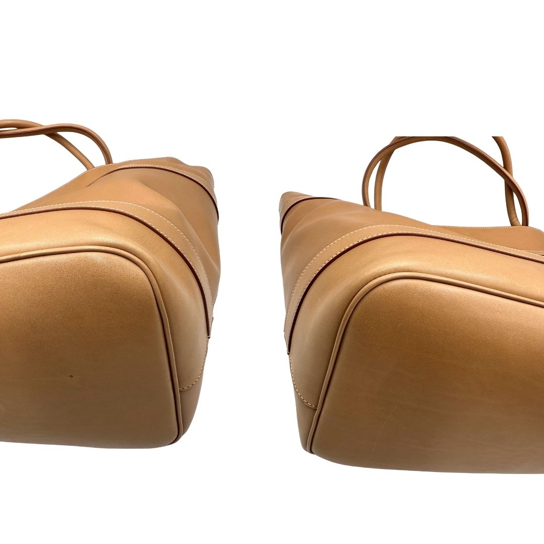 angoli  Borsa Saint Laurent in pelle beige con logo Rive Gauche sul front; munita di doppi manici, indossabile a spalla. Completa di dustbag, di lusso, originale, ottime condizioni, usata. 