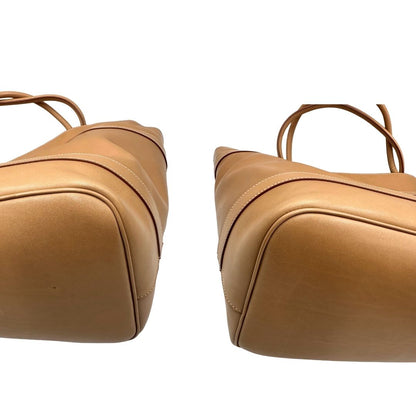 angoli  Borsa Saint Laurent in pelle beige con logo Rive Gauche sul front; munita di doppi manici, indossabile a spalla. Completa di dustbag, di lusso, originale, ottime condizioni, usata. 