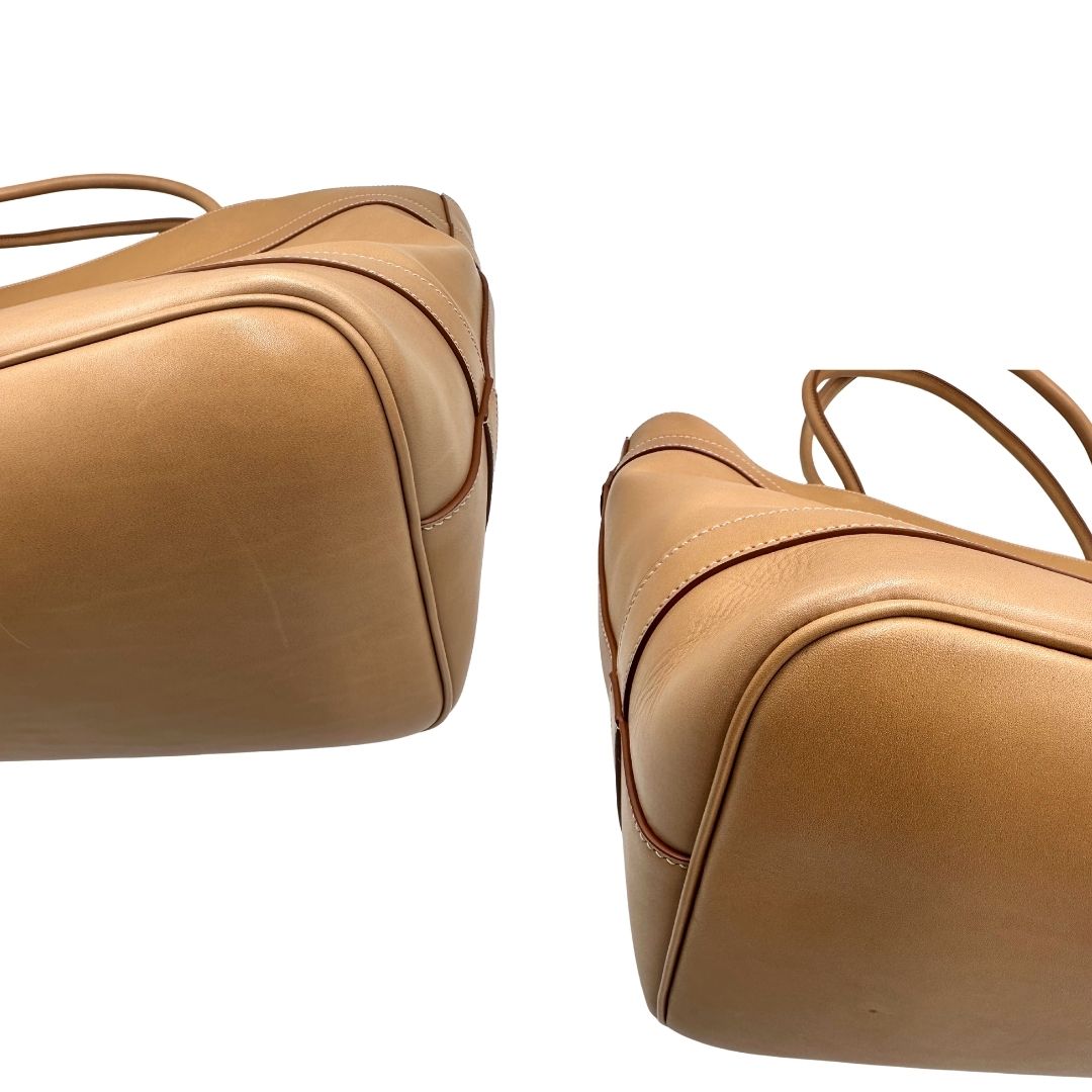 angoli  Borsa Saint Laurent in pelle beige con logo Rive Gauche sul front; munita di doppi manici, indossabile a spalla. Completa di dustbag, di lusso, originale, ottime condizioni, usata. 