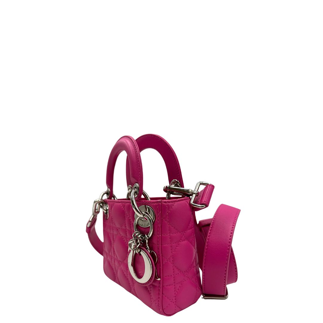 lato  Borsa Lady Dior in pelle fucsia trama cannage. Doppi manici rigidi e una tracolla amovibile, con parti metalliche argentate, di lusso, originale, ottime condizioni. 