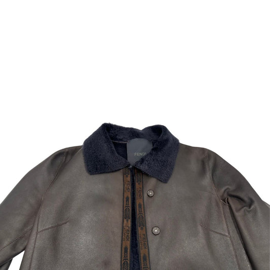 Cappotto Fendi in pelle marrone con interni in lana blu; impreziosito da una cintura in vita, di lusso, originale, ottime condizioni, usato.