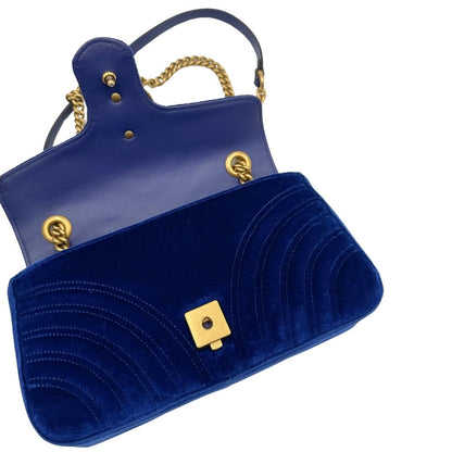 interno Borsa Gucci in velluto blu con parti metalliche dorate. Tracolla scorrevole con spallaccio in pelle, indossabile a spalla o a tracolla. Completa di dustbag, di lusso, originale, ottime condizioni, usata. 