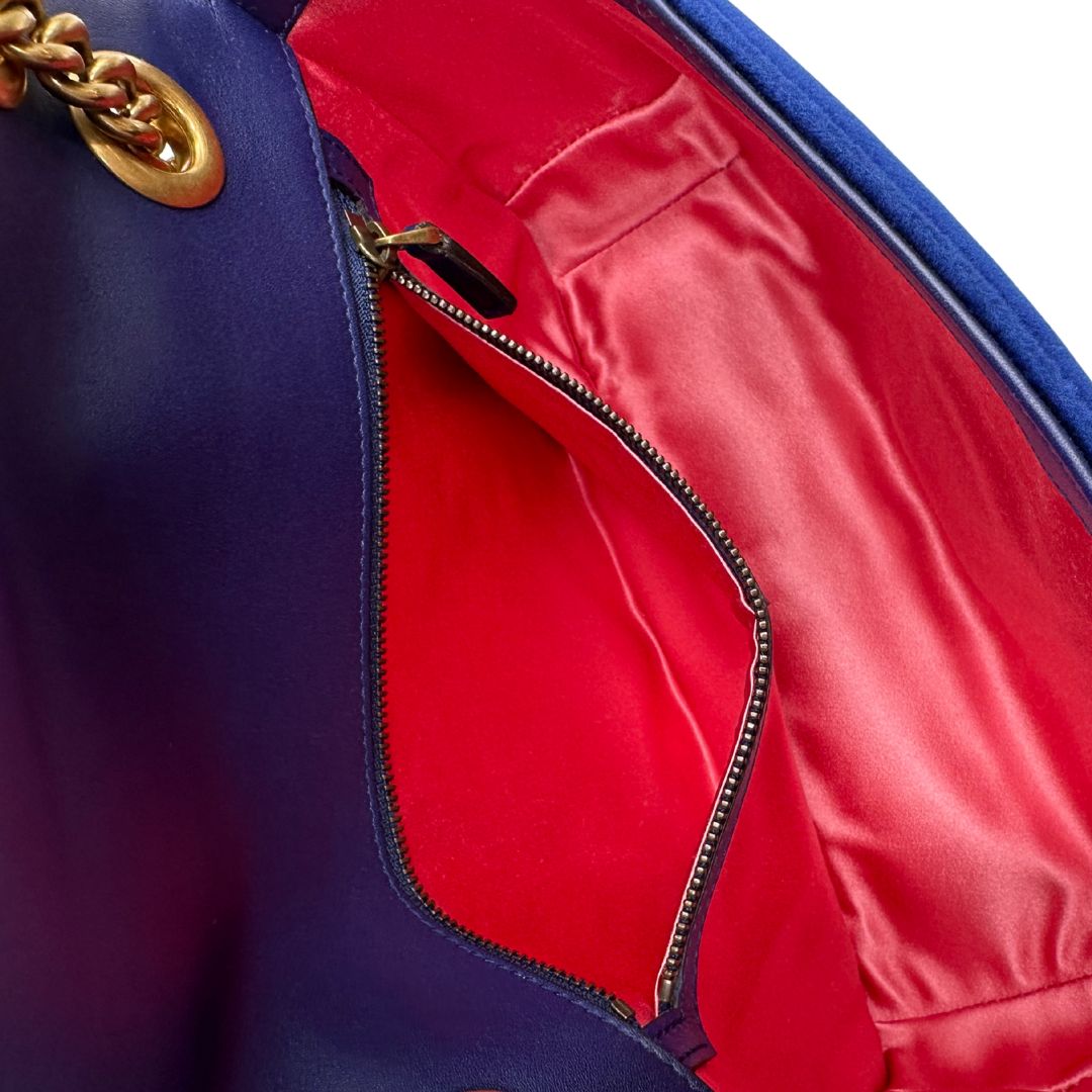 interno Borsa Gucci in velluto blu con parti metalliche dorate. Tracolla scorrevole con spallaccio in pelle, indossabile a spalla o a tracolla. Completa di dustbag, di lusso, originale, ottime condizioni, usata. 