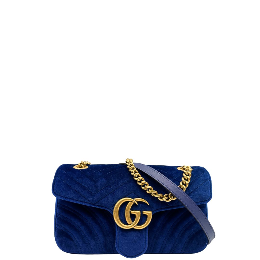 front Borsa Gucci in velluto blu con parti metalliche dorate. Tracolla scorrevole con spallaccio in pelle, indossabile a spalla o a tracolla. Completa di dustbag, di lusso, originale, ottime condizioni, usata. 
