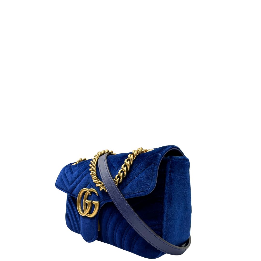 lato Borsa Gucci in velluto blu con parti metalliche dorate. Tracolla scorrevole con spallaccio in pelle, indossabile a spalla o a tracolla. Completa di dustbag, di lusso, originale, ottime condizioni, usata. 