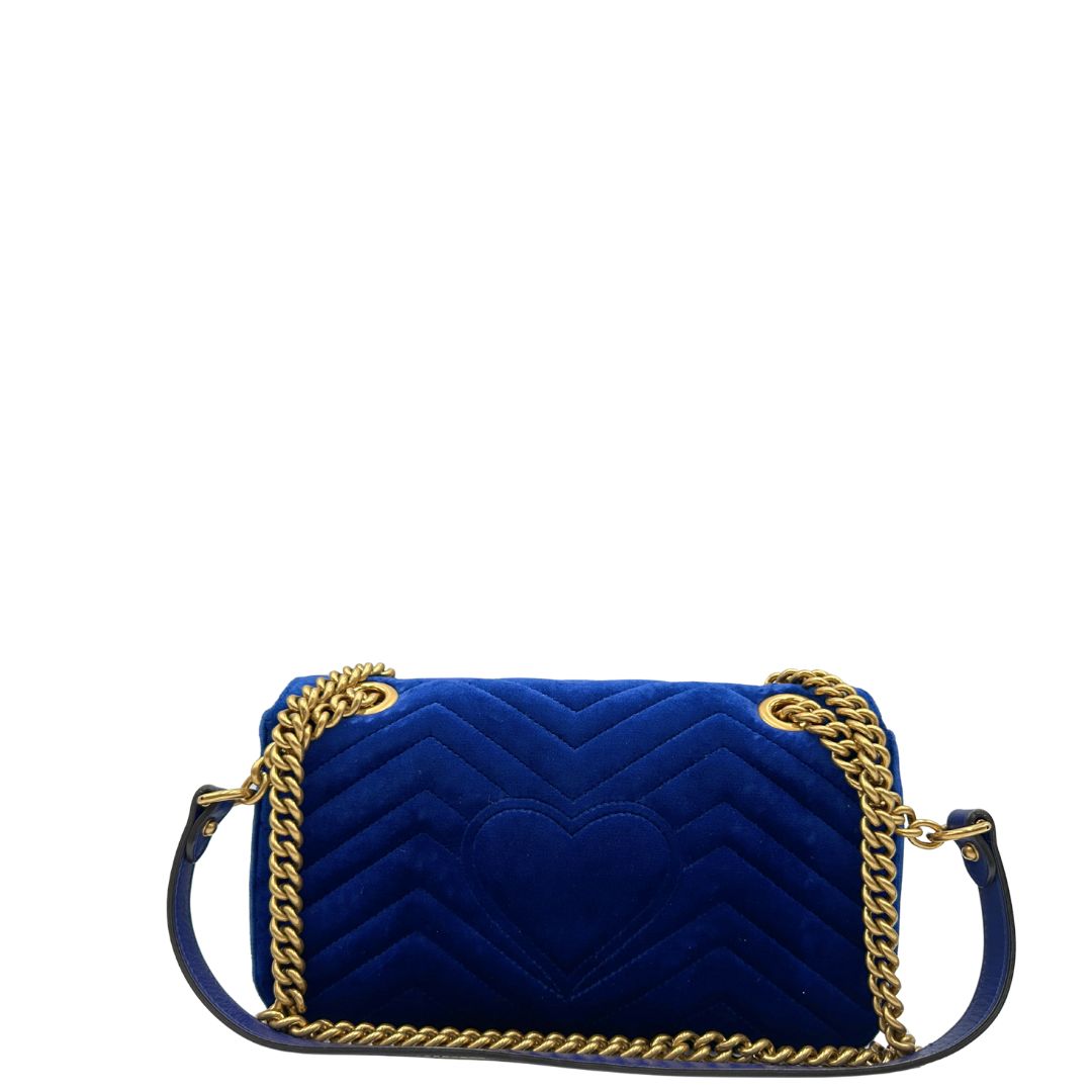 retro Borsa Gucci in velluto blu con parti metalliche dorate. Tracolla scorrevole con spallaccio in pelle, indossabile a spalla o a tracolla. Completa di dustbag, di lusso, originale, ottime condizioni, usata. 