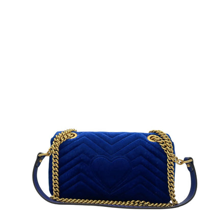 retro Borsa Gucci in velluto blu con parti metalliche dorate. Tracolla scorrevole con spallaccio in pelle, indossabile a spalla o a tracolla. Completa di dustbag, di lusso, originale, ottime condizioni, usata. 