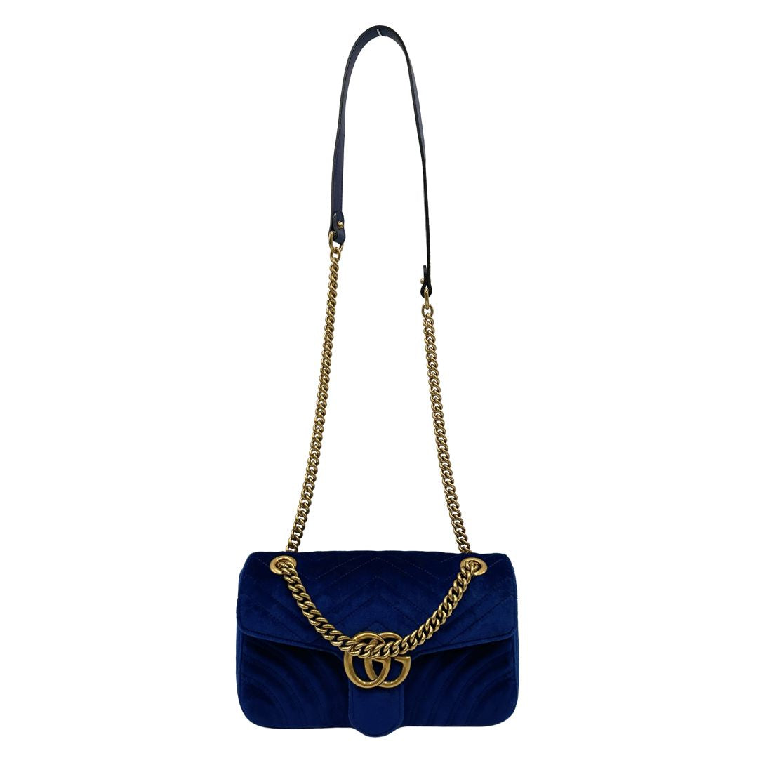 front Borsa Gucci in velluto blu con parti metalliche dorate. Tracolla scorrevole con spallaccio in pelle, indossabile a spalla o a tracolla. Completa di dustbag, di lusso, originale, ottime condizioni, usata. 