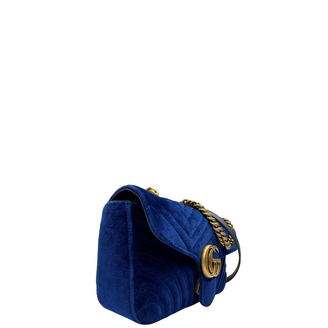lato Borsa Gucci in velluto blu con parti metalliche dorate. Tracolla scorrevole con spallaccio in pelle, indossabile a spalla o a tracolla. Completa di dustbag, di lusso, originale, ottime condizioni, usata.