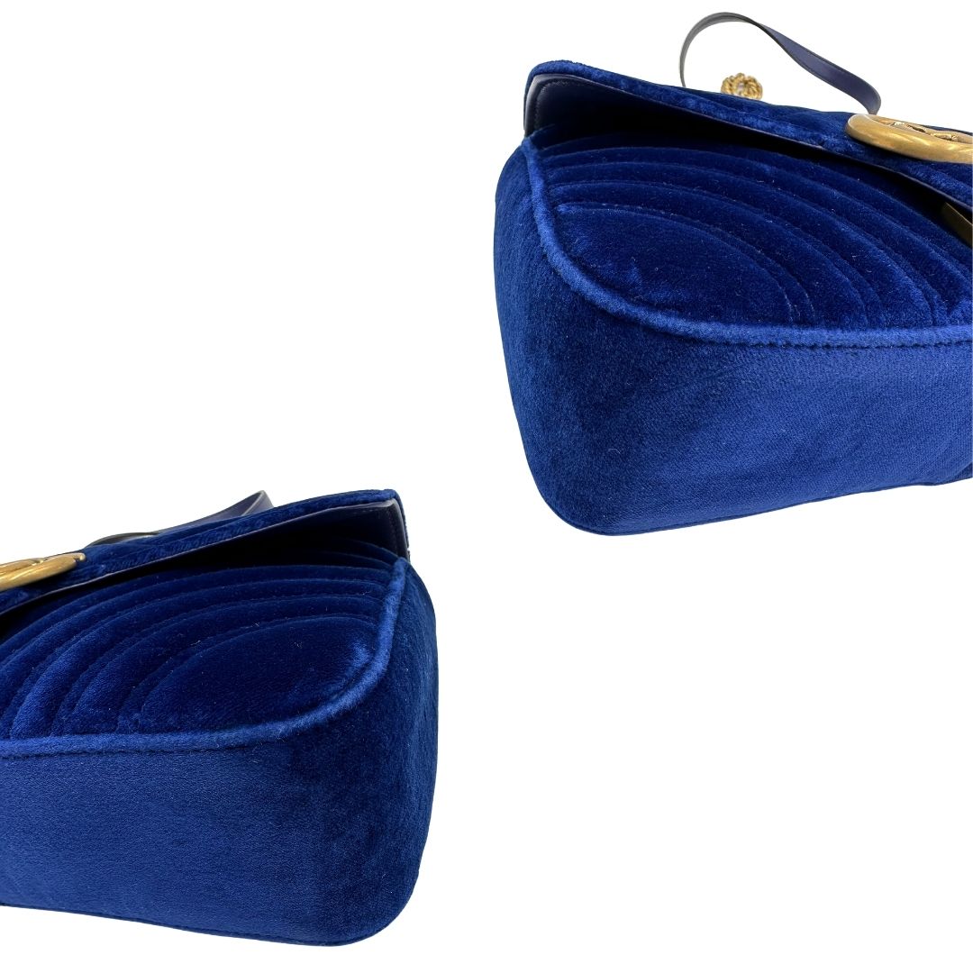 angoli Borsa Gucci in velluto blu con parti metalliche dorate. Tracolla scorrevole con spallaccio in pelle, indossabile a spalla o a tracolla. Completa di dustbag, di lusso, originale, ottime condizioni, usata. 