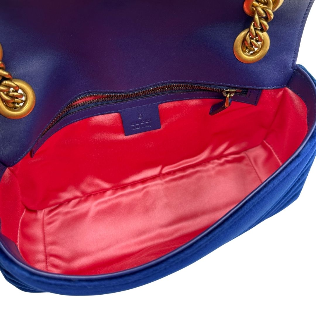 interno Borsa Gucci in velluto blu con parti metalliche dorate. Tracolla scorrevole con spallaccio in pelle, indossabile a spalla o a tracolla. Completa di dustbag, di lusso, originale, ottime condizioni, usata. 