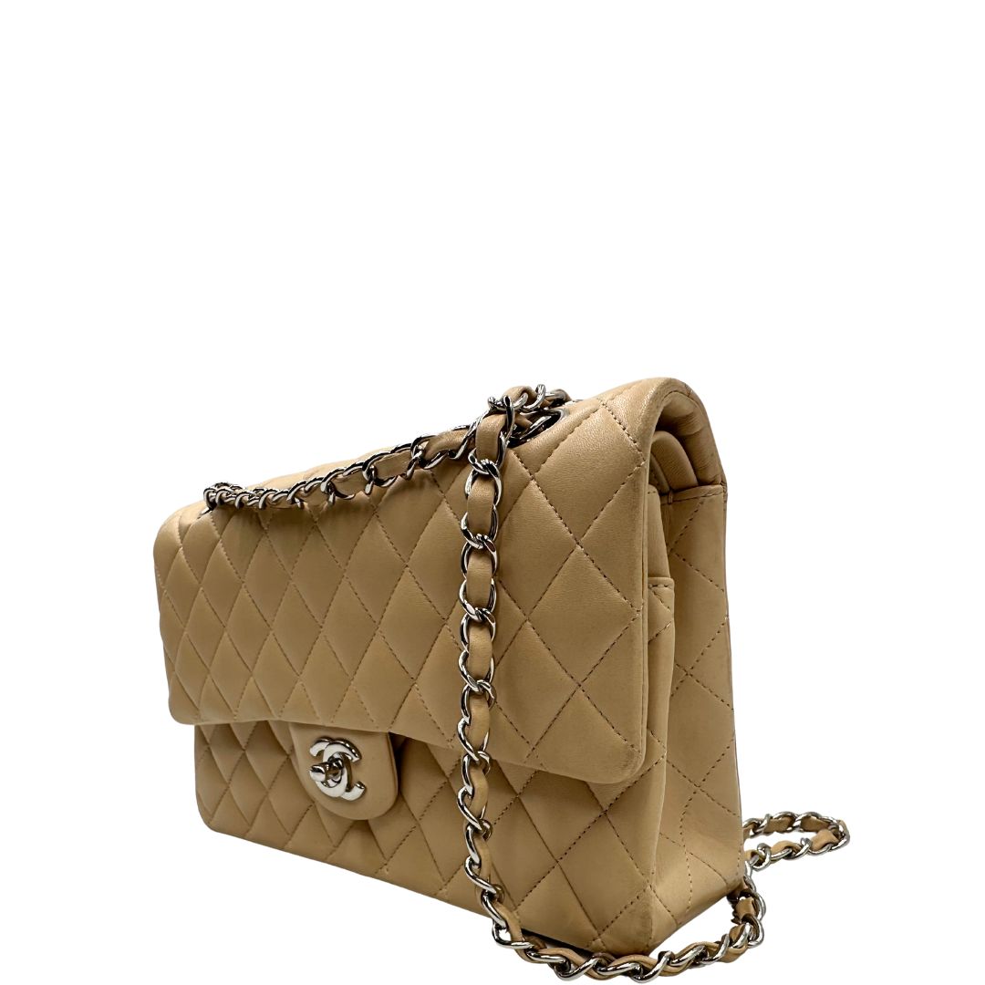 lato  Borsa Chanel in pelle beige matelassè con parti metalliche argentate; munita di una tracolla scorrevole in catena e pelle. Indossabile a spalla e a tracolla. Completa di scatola e dustbag, di lusso, originale, ottime condizioni, usata. 