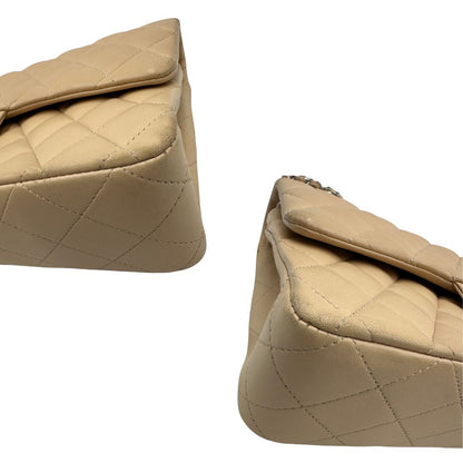 angoli  Borsa Chanel in pelle beige matelassè con parti metalliche argentate; munita di una tracolla scorrevole in catena e pelle. Indossabile a spalla e a tracolla. Completa di scatola e dustbag, di lusso, originale, ottime condizioni, usata.