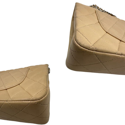 angoli  Borsa Chanel in pelle beige matelassè con parti metalliche argentate; munita di una tracolla scorrevole in catena e pelle. Indossabile a spalla e a tracolla. Completa di scatola e dustbag, di lusso, originale, ottime condizioni, usata. 