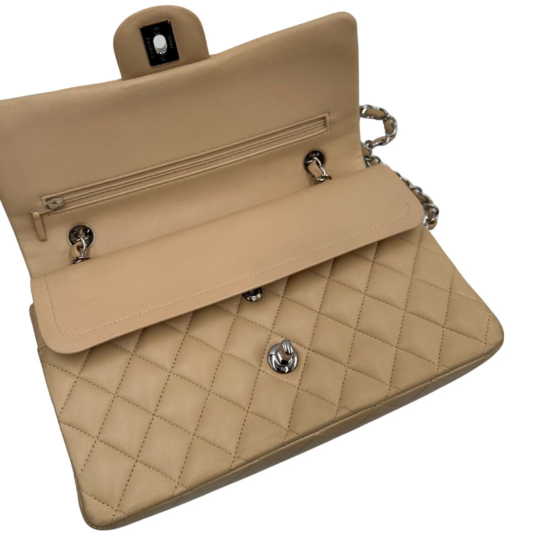 interno  Borsa Chanel in pelle beige matelassè con parti metalliche argentate; munita di una tracolla scorrevole in catena e pelle. Indossabile a spalla e a tracolla. Completa di scatola e dustbag, di lusso, originale, ottime condizioni, usata. 