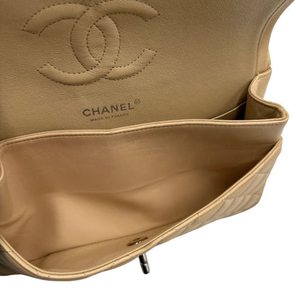 interno  Borsa Chanel in pelle beige matelassè con parti metalliche argentate; munita di una tracolla scorrevole in catena e pelle. Indossabile a spalla e a tracolla. Completa di scatola e dustbag, di lusso, originale, ottime condizioni, usata. 