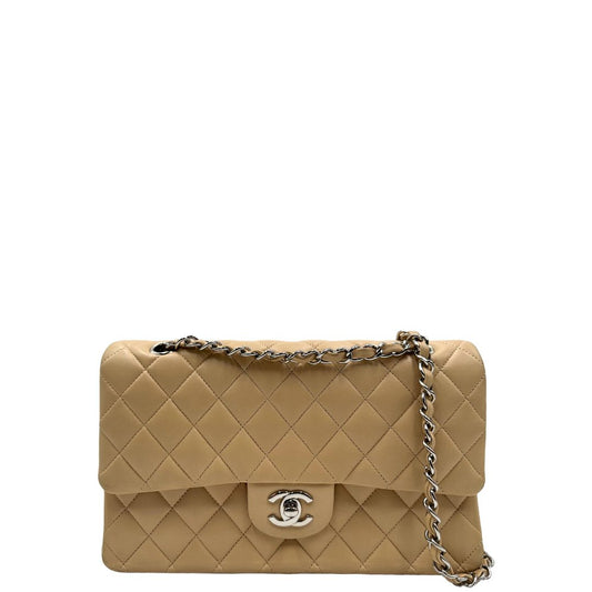 front  Borsa Chanel in pelle beige matelassè con parti metalliche argentate; munita di una tracolla scorrevole in catena e pelle. Indossabile a spalla e a tracolla. Completa di scatola e dustbag, di lusso, originale, ottime condizioni, usata. 