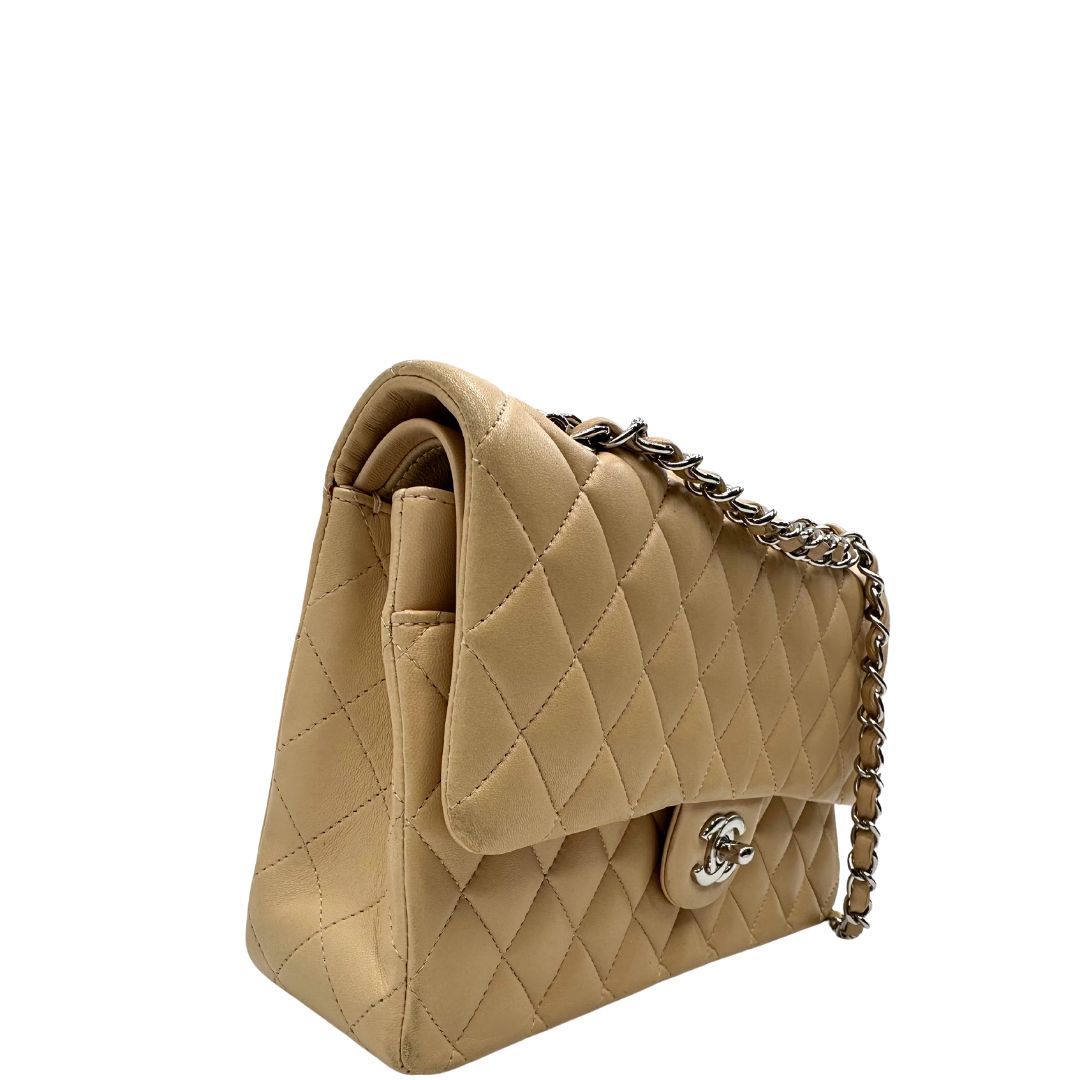 lato  Borsa Chanel in pelle beige matelassè con parti metalliche argentate; munita di una tracolla scorrevole in catena e pelle. Indossabile a spalla e a tracolla. Completa di scatola e dustbag, di lusso, originale, ottime condizioni, usata. 