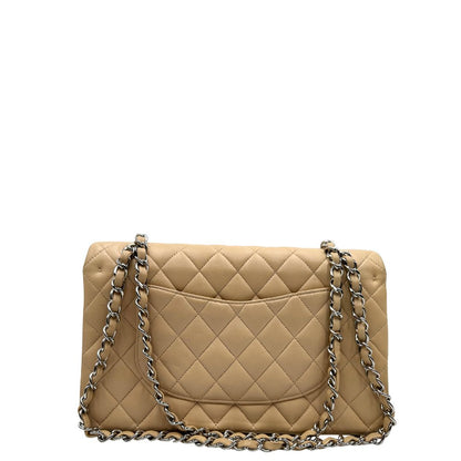 retro  Borsa Chanel in pelle beige matelassè con parti metalliche argentate; munita di una tracolla scorrevole in catena e pelle. Indossabile a spalla e a tracolla. Completa di scatola e dustbag, di lusso, originale, ottime condizioni, usata. 