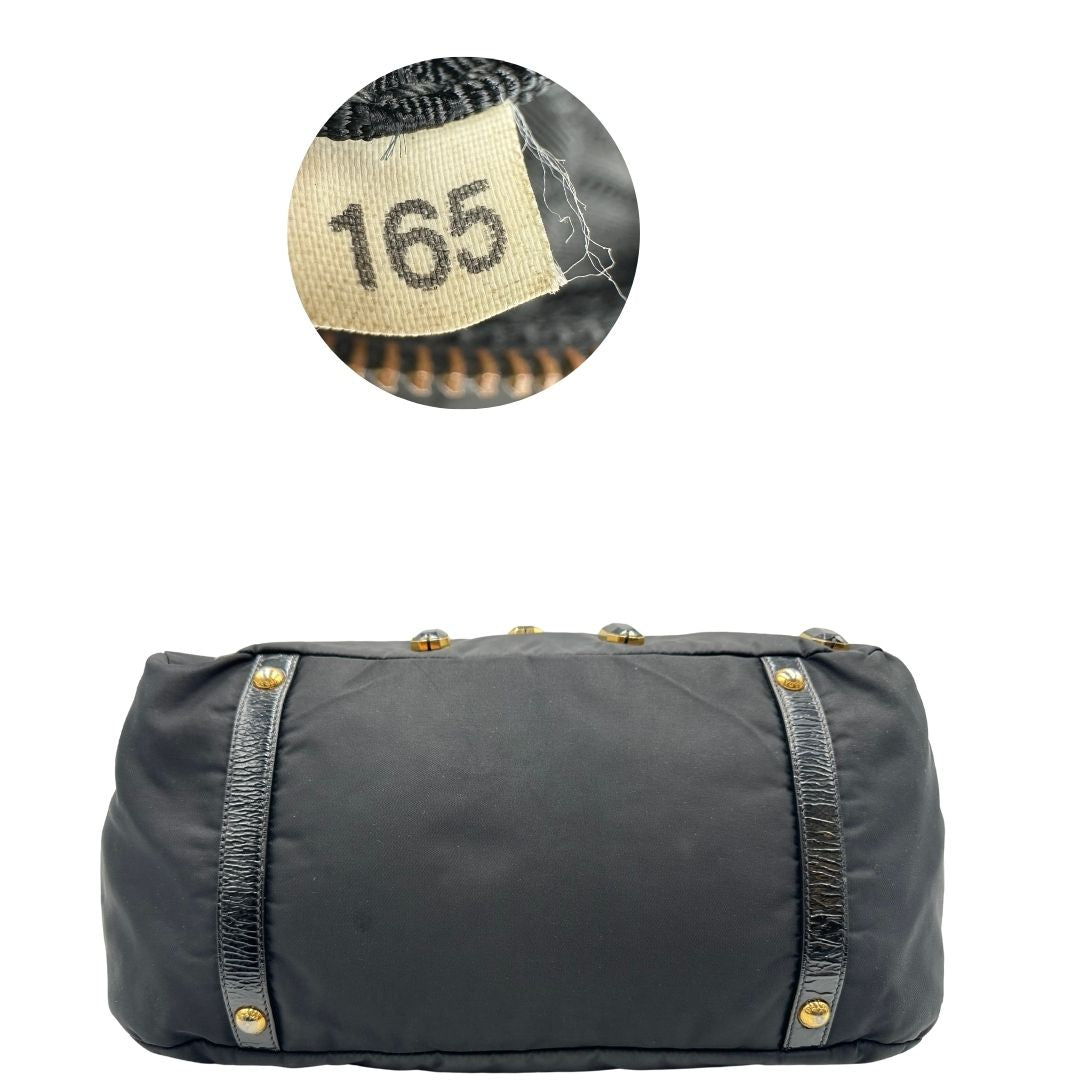 base  Borsa Prada in nylon nero con parti metalliche dorate e manici in pelle lucida; impreziosita da pietre su tutta la superficie del front; munita di doppi manici stondati, di lusso, originale, ottime condizioni, usata. 