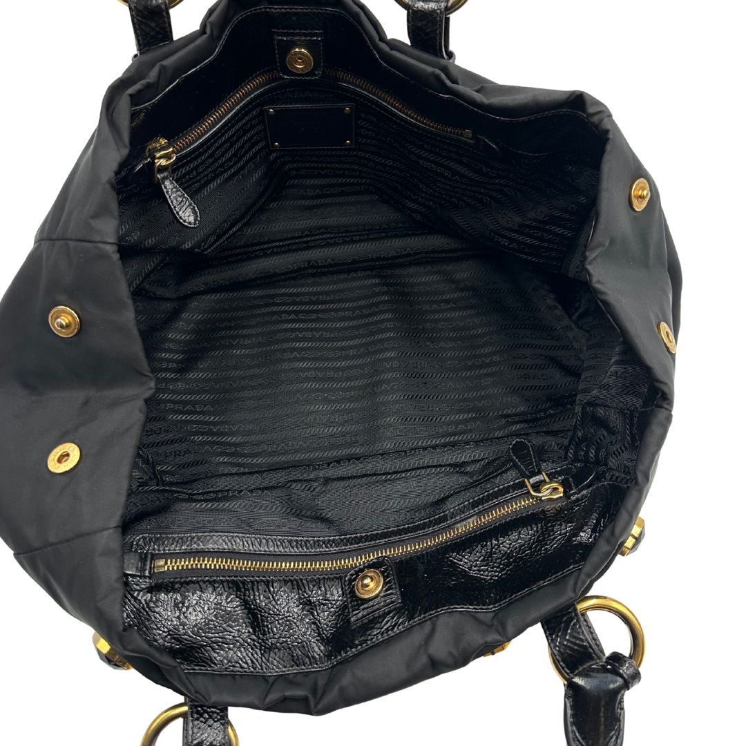 interno  Borsa Prada in nylon nero con parti metalliche dorate e manici in pelle lucida; impreziosita da pietre su tutta la superficie del front; munita di doppi manici stondati, di lusso, originale, ottime condizioni, usata. 