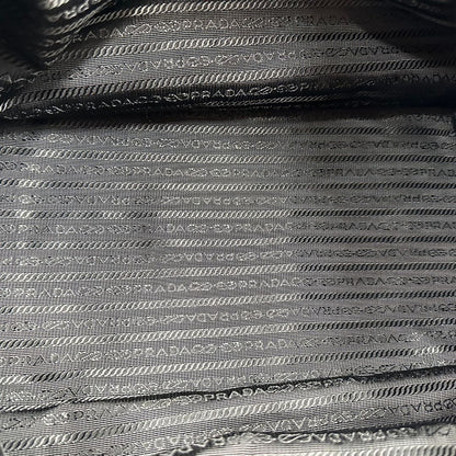 interno  Borsa Prada in nylon nero con parti metalliche dorate e manici in pelle lucida; impreziosita da pietre su tutta la superficie del front; munita di doppi manici stondati, di lusso, originale, ottime condizioni, usata. 