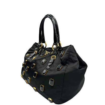 lato  Borsa Prada in nylon nero con parti metalliche dorate e manici in pelle lucida; impreziosita da pietre su tutta la superficie del front; munita di doppi manici stondati, di lusso, originale, ottime condizioni, usata. 