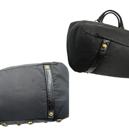 angoli  Borsa Prada in nylon nero con parti metalliche dorate e manici in pelle lucida; impreziosita da pietre su tutta la superficie del front; munita di doppi manici stondati, di lusso, originale, ottime condizioni, usata. 