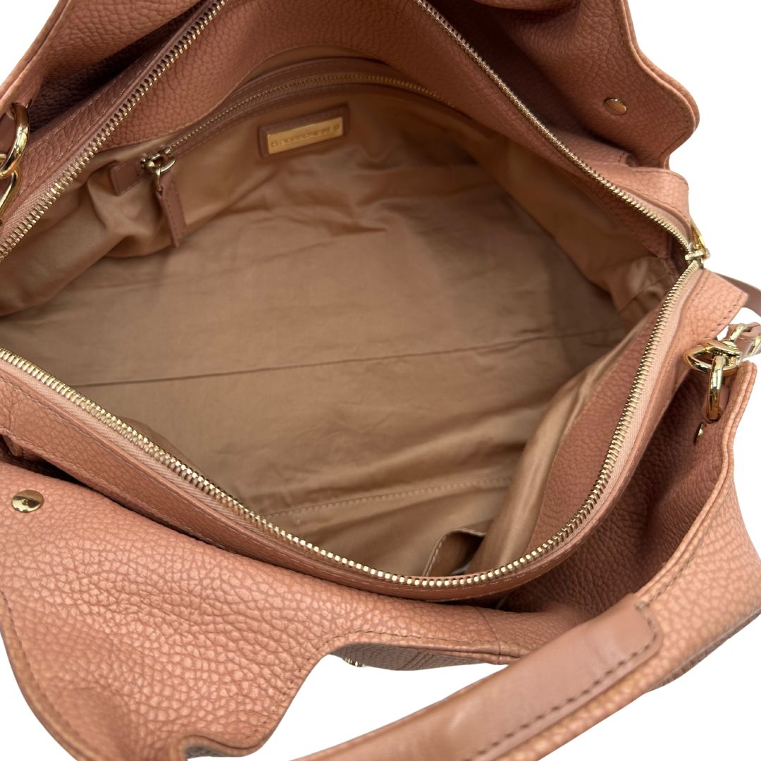 interno  Borsa Borbonese in pelle martellata rosa con parti metalliche dorate; munita di doppi manici e una tracolla amovibile. Completa di dustbag, di lusso, originale, usata. 
