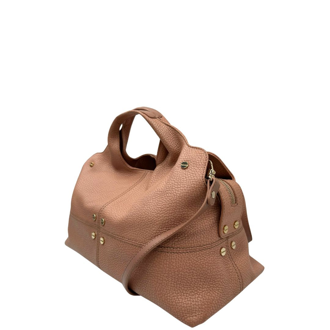 lato  Borsa Borbonese in pelle martellata rosa con parti metalliche dorate; munita di doppi manici e una tracolla amovibile. Completa di dustbag, di lusso, originale, usata. 