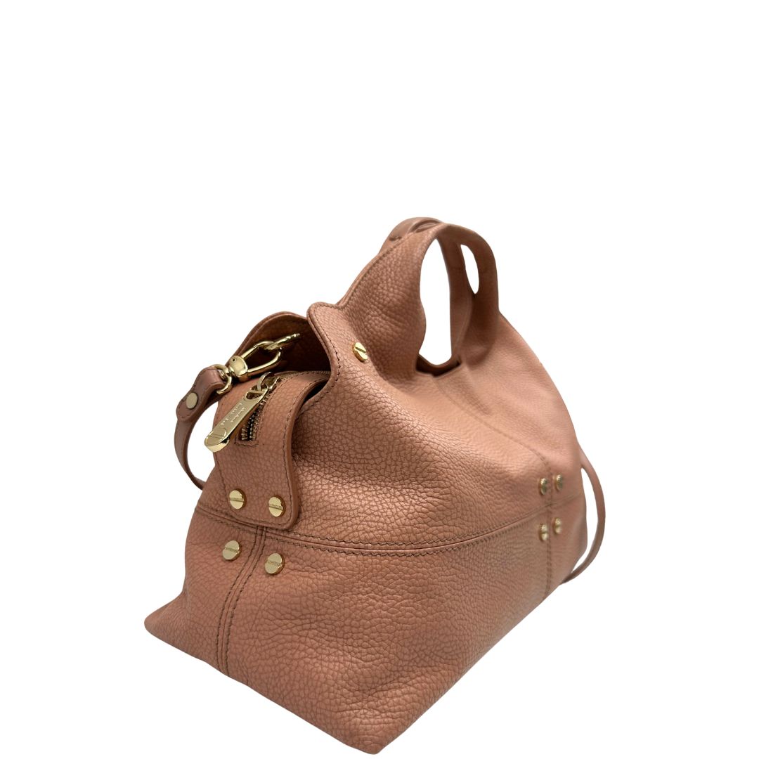 lato  Borsa Borbonese in pelle martellata rosa con parti metalliche dorate; munita di doppi manici e una tracolla amovibile. Completa di dustbag, di lusso, originale, usata. 