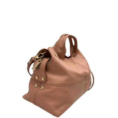 lato  Borsa Borbonese in pelle martellata rosa con parti metalliche dorate; munita di doppi manici e una tracolla amovibile. Completa di dustbag, di lusso, originale, usata. 