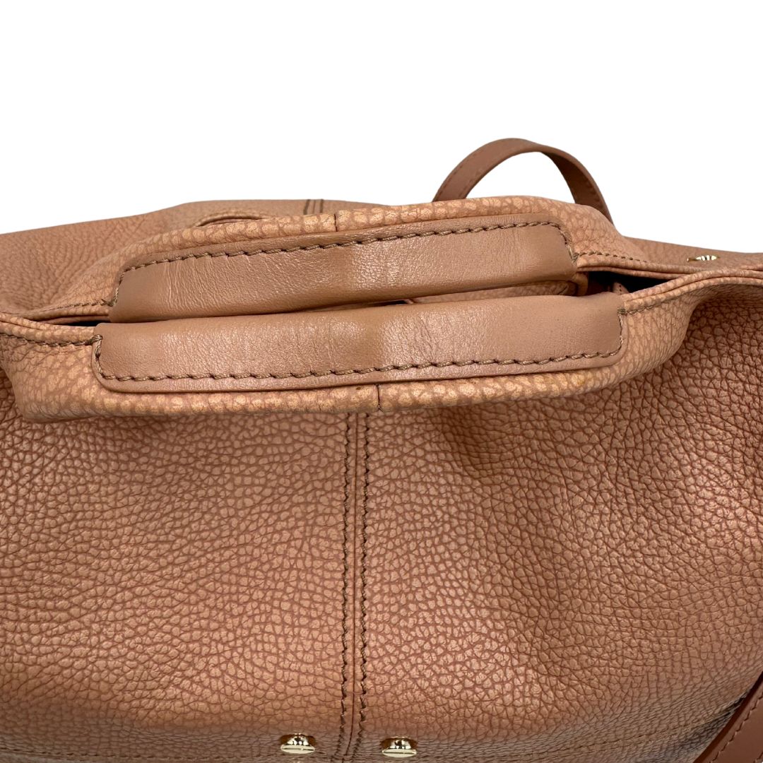 manici  Borsa Borbonese in pelle martellata rosa con parti metalliche dorate; munita di doppi manici e una tracolla amovibile. Completa di dustbag, di lusso, originale, usata. 